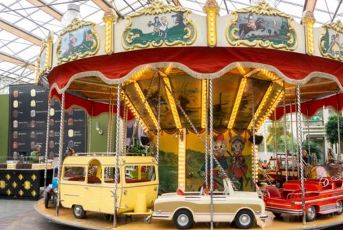 Draaimolen-en-chocozoenenkraam-open